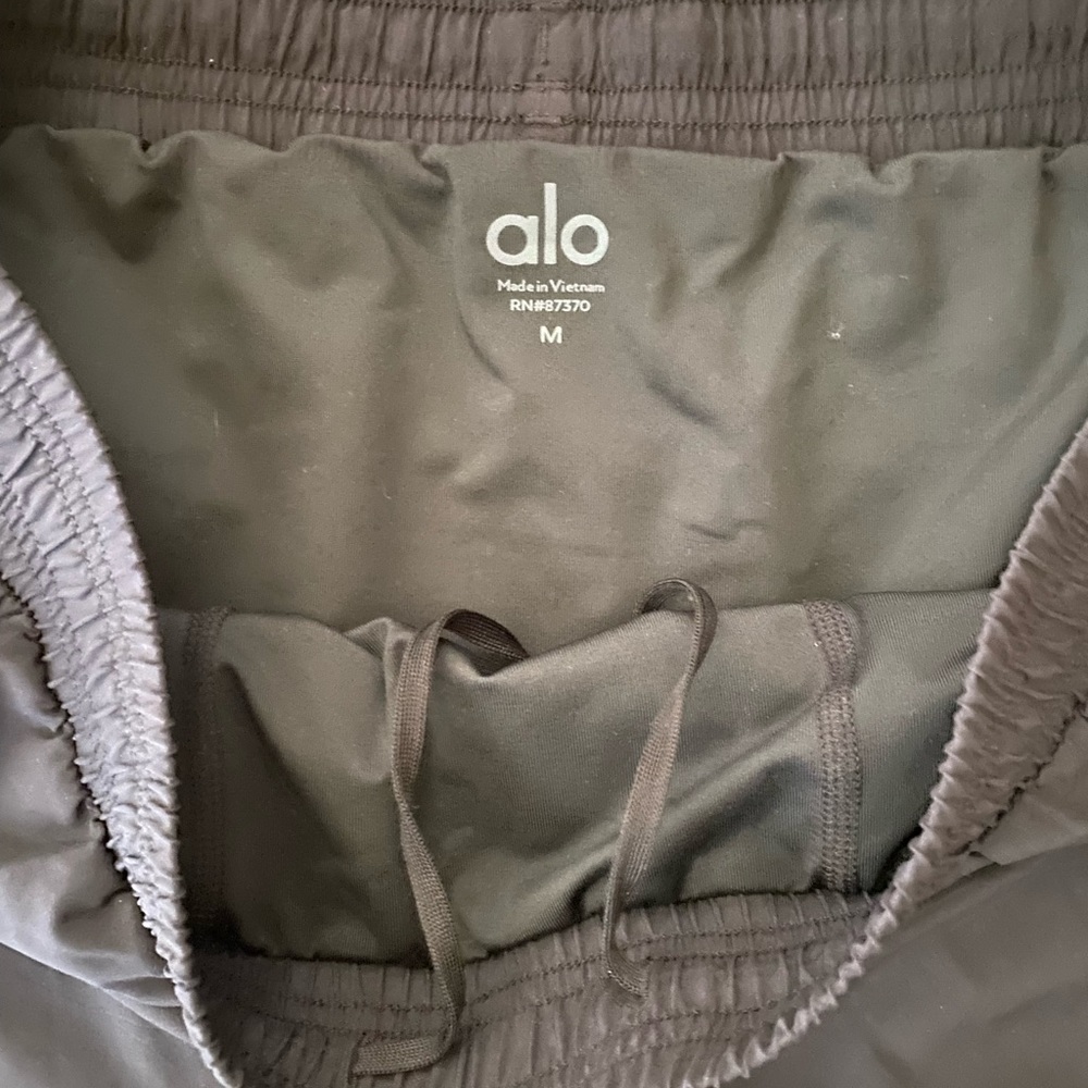 SOLD ALO Yoga Men’s “Adapt” 5” Inseam Short w/ Liner (S) *BESTSELLER* - Picture 11 of 13